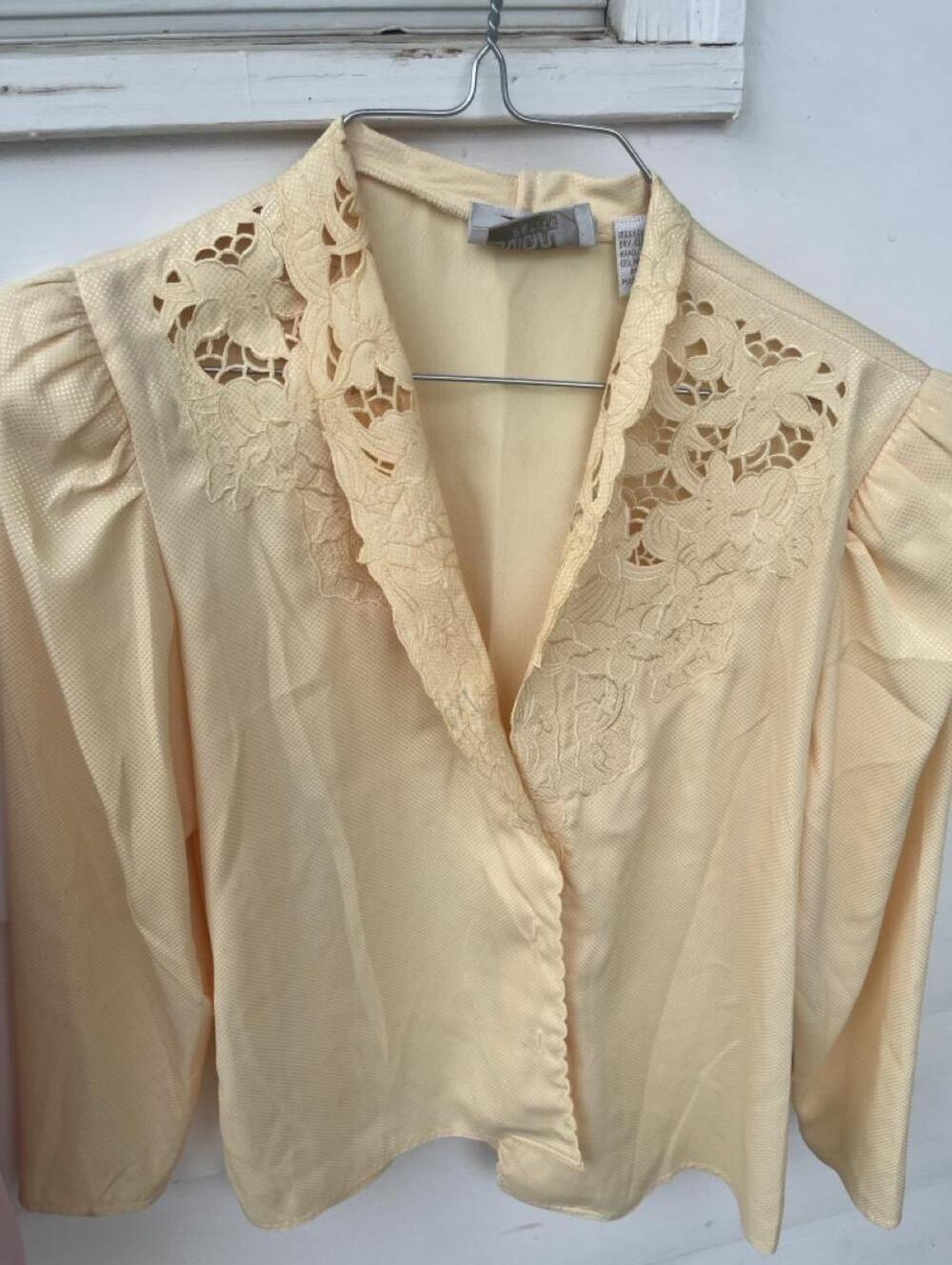 Vintage Nilani Petite butter yellow lace collar blouse ✨